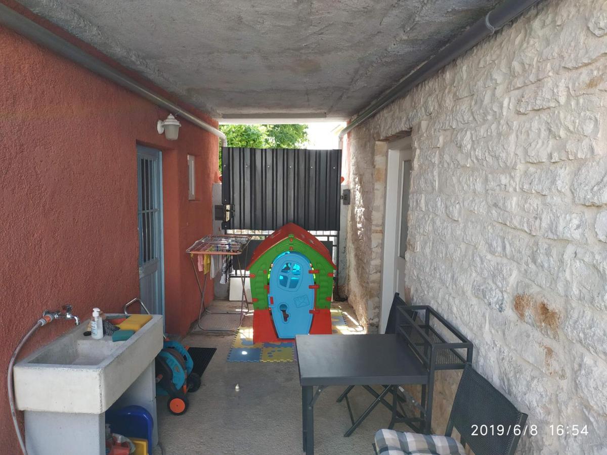 Holiday Home Peruški Exteriör bild