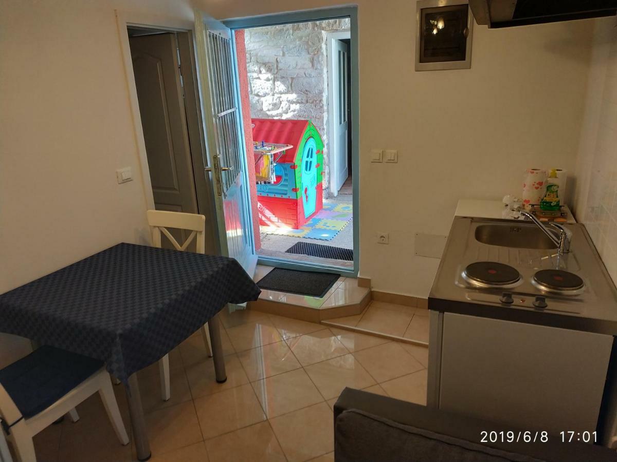 Holiday Home Peruški Exteriör bild